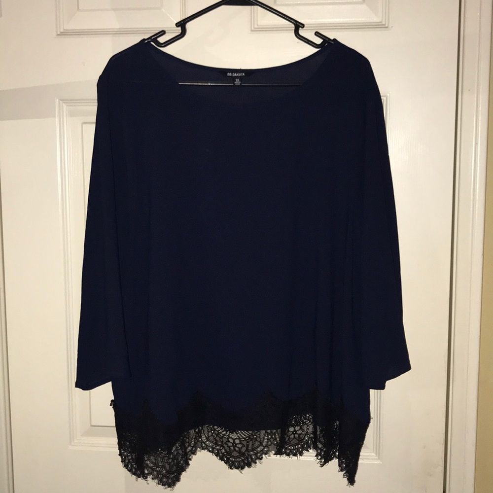 BB Dakota 1x Blue top with lace trim
